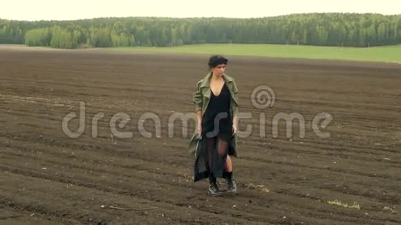 时髦的女人走在田野上视频的预览图