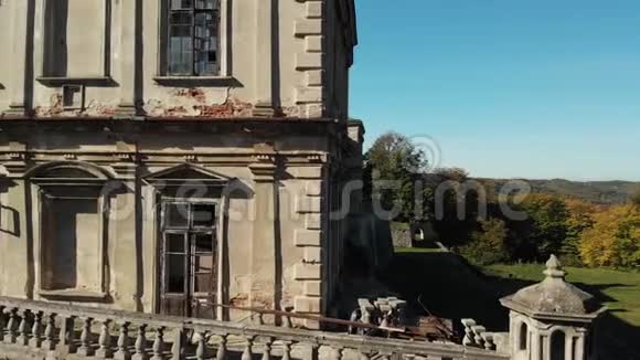 破碎的窗户在一个破碎的城堡里皮迪希提城堡视频的预览图
