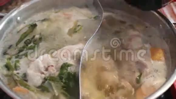 火锅风格的美味涮锅视频的预览图