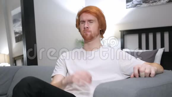 疲惫的红头发男人头痛坐着视频的预览图