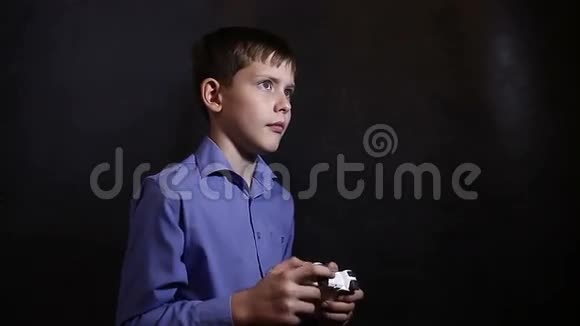 穿着蓝色衬衫的少年玩电子游戏视频的预览图