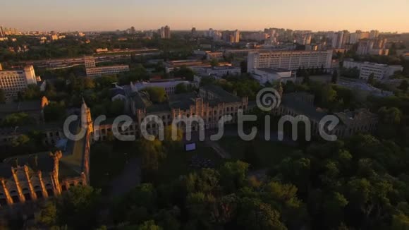 日落时分城市背景上的旧大学大楼视频的预览图