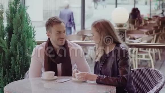 一对情侣在户外咖啡馆喝咖啡视频的预览图