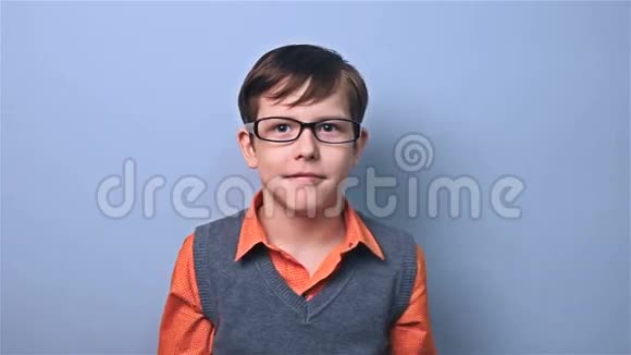 戴眼镜的男孩男孩惊喜学校董事会视频的预览图