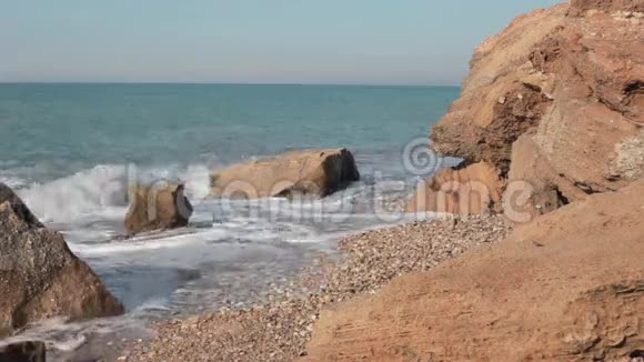 海浪拍打着岩石视频的预览图