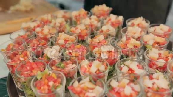 服务员把鱼片分成蔬菜沙拉放在餐盘上视频的预览图