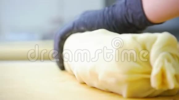 厨房做饭面包师在商业厨房为苹果派准备面团视频的预览图