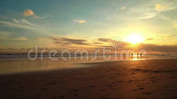 巴厘岛海滩夕阳西下人朝太阳跑去视频的预览图