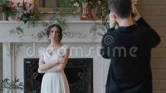 摄影师拍摄背景有壁炉的新娘视频的预览图