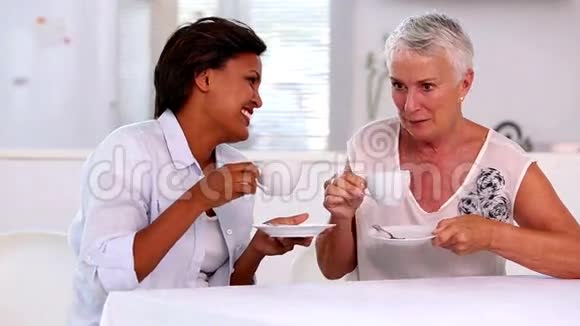 退休妇女一起追着笑视频的预览图