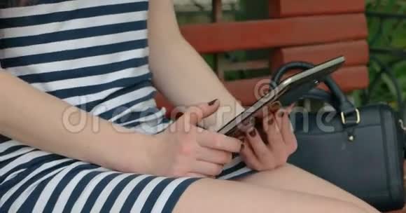 年轻女性使用平板电脑交流视频的预览图