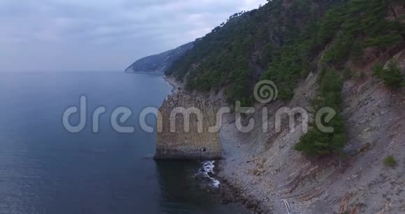 空中摄影黑海岸上的岩石视频的预览图