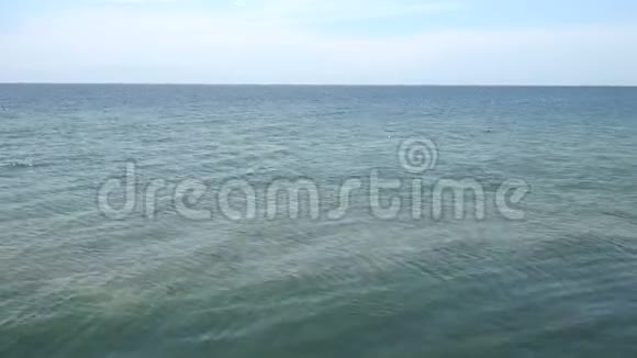 黑海上的旧驳船视频的预览图