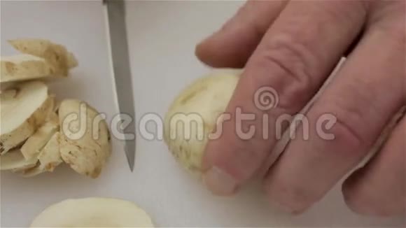 整个蘑菇切片的人视频的预览图