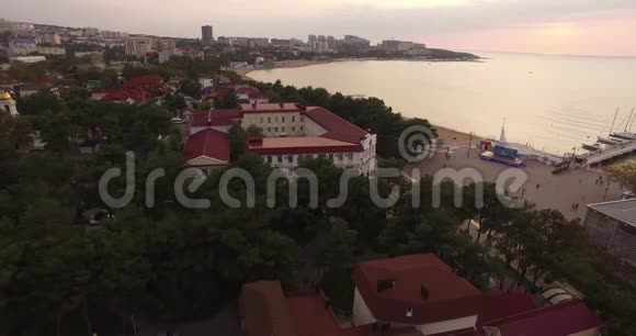 俄罗斯Gelendzhik市的空中摄影日落海岸视频的预览图