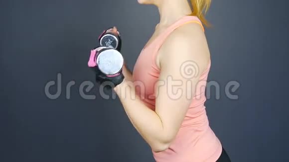 健身女孩用哑铃慢动作视频的预览图