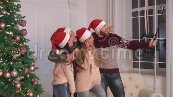 家庭庆祝冬季活动视频的预览图