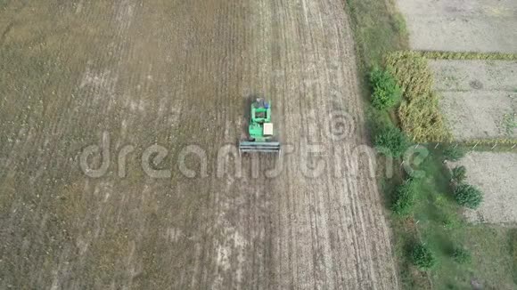 收割者在田间劳作播种小麦乌克兰录像4k视频的预览图