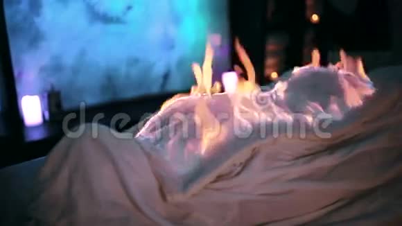 裹着燃烧的毛巾在水疗沙龙里放松的女人的录像中式消防按摩视频的预览图