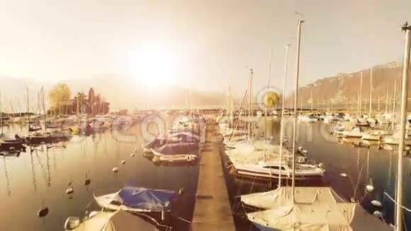日落时船码头码头的鸟瞰图湖泊海滩背景视频的预览图