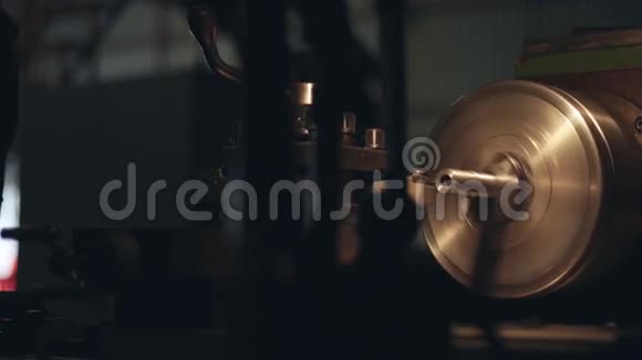 数控铣床在工厂生产金属细节视频的预览图