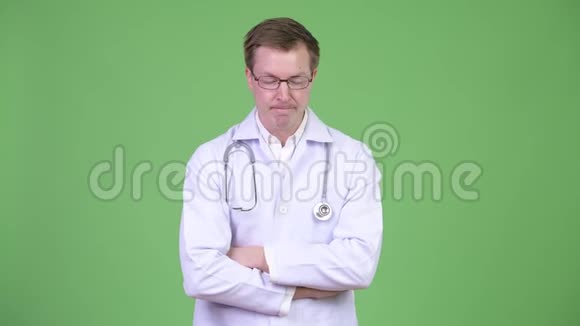 愤怒的男子医生沮丧和压力视频的预览图