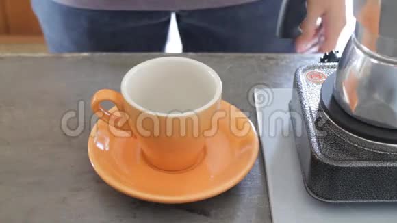 莫卡壶热咖啡杯视频的预览图