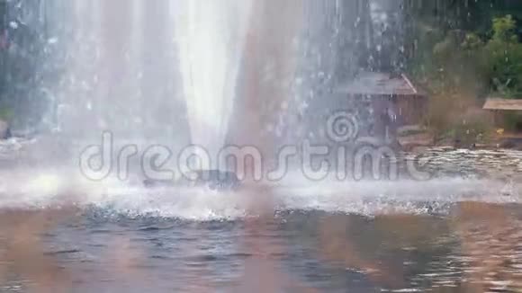 花园喷泉以缓慢的动作溅出水流喷泉视频的预览图