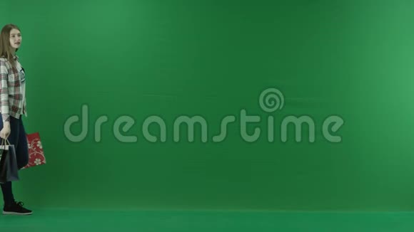 带包的女孩在绿色屏幕上从右到左视频的预览图
