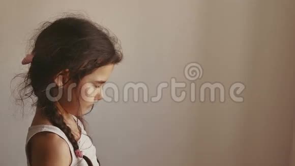 少女在黑色背景下祈祷视频的预览图