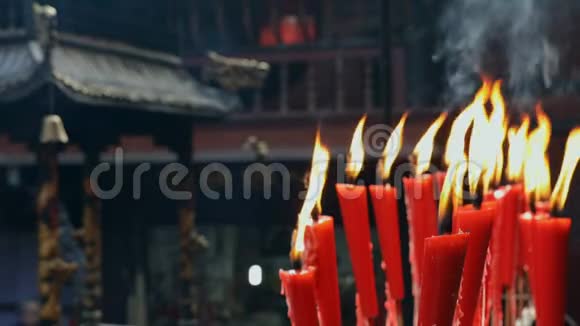 道教圣地的蜡烛慢慢燃烧视频的预览图
