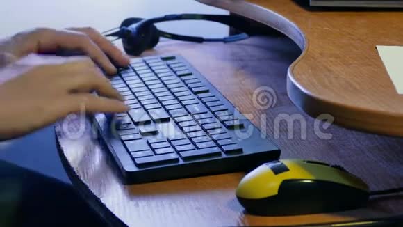 一个商人在键盘上打字在计算机技术上工作视频的预览图