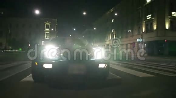 夜晚科维特正慢慢地驾车穿过城市视频的预览图