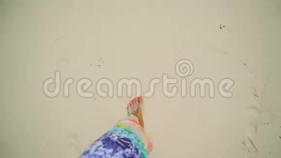 人走在沙滩上沐浴在海浪中视频的预览图