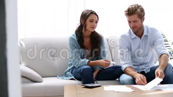 一对夫妇对他们的账单感到焦虑视频的预览图