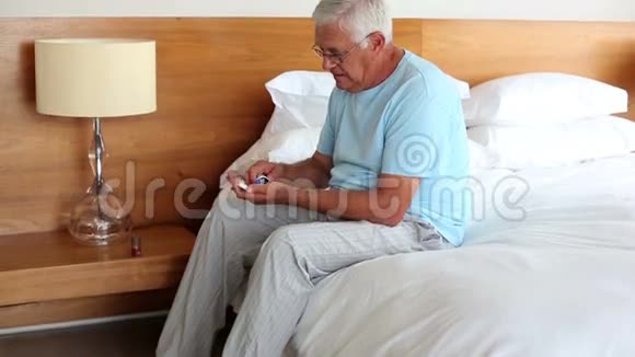 坐在床上吃药的老人视频的预览图