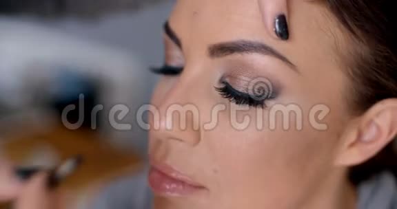 美容师给模特化妆视频的预览图