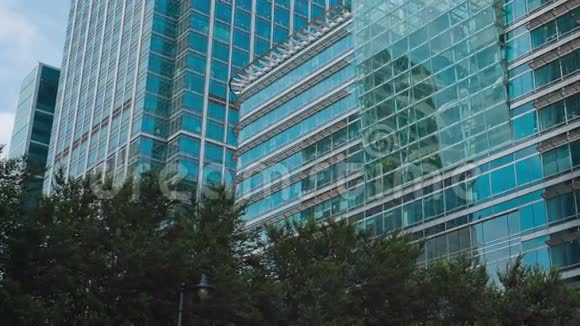 建立大城市办公楼视频的预览图