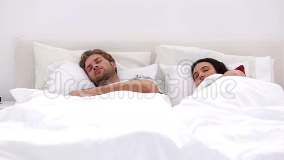 两个人睡得很香和搭档打盹视频的预览图