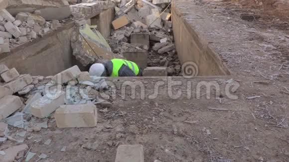 建筑工人分拣砖块视频的预览图