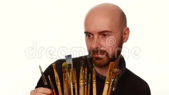 画家在很多画中选择画笔在视频的预览图