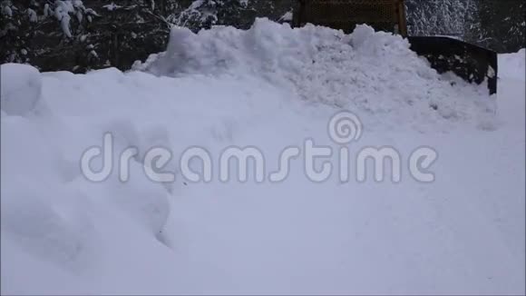 清除路上的积雪履带拖拉机平地机清除路面积雪特写镜头视频的预览图