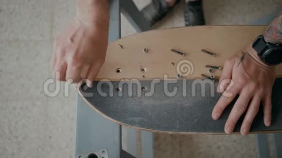 滑板者在车间里做滑板视频的预览图