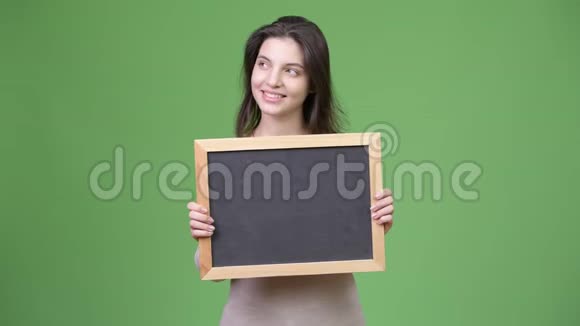 年轻快乐的美女拿着黑板思考视频的预览图