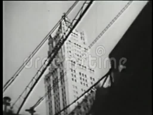20世纪30年代高架地铁后摩天大楼的低视角视频的预览图