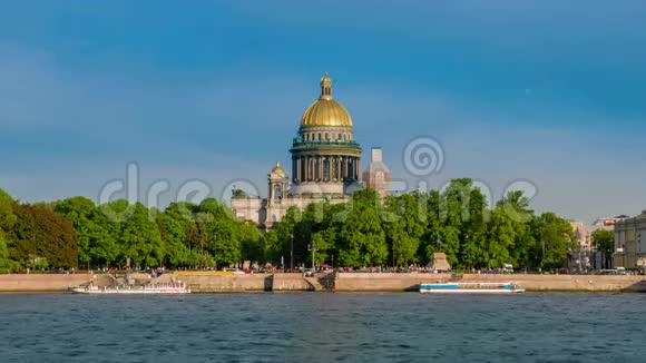 内瓦河和圣以萨克大教堂的景色圣彼得堡视频的预览图