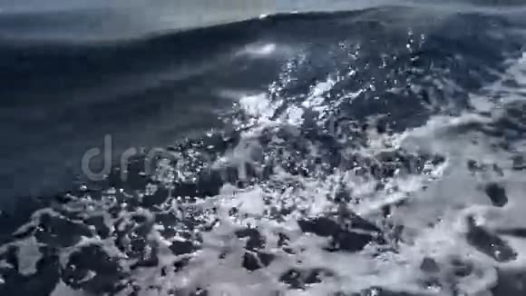 一艘船在海中航行的尾迹视频的预览图