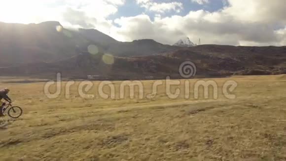 乘坐小径的山地自行车手的空中射击视频的预览图