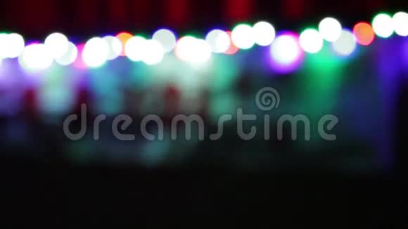 圣诞节背景与五颜六色的灯光模糊视频的预览图