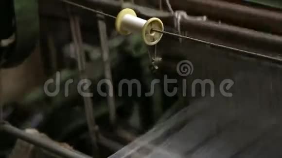 瓦拉纳西车间织布机上的螺纹连接视频的预览图